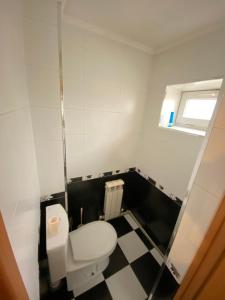 派蒂哥斯卡Apartment na Kirova 37的一间带白色卫生间的浴室和 ⁇ 格地板