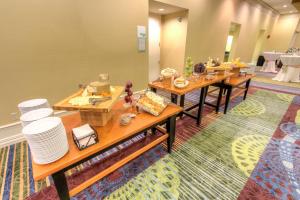 坦帕坦帕西岸机场区假日酒店的一组桌子,上面有盘子
