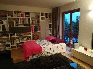 MontCarpe Diem的一间卧室设有一张床和一个书架