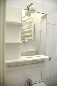 多特蒙德Design Apartments 1的一间带镜子和水槽的浴室