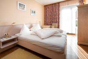 克查赫尔棱霍夫住宿加早餐旅馆的一间卧室配有带白色床单和枕头的床。