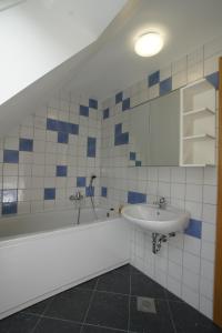 博维茨Chalet Alpina的浴室配有盥洗盆和浴缸。