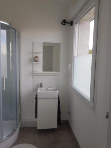 CourtisolsL ATELIER的白色的浴室设有水槽和淋浴。