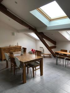 APPARTEMENT 8 PERS EAUX-BONNES, GOURETTE, LARUNS餐厅或其他用餐的地方