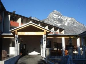 旺斯汪斯公园酒店的山底滑雪山林小屋