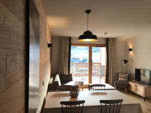 孔布卢Luxury 2 Bedroom Apartment with view of Mont Blanc的客厅配有沙发和桌椅