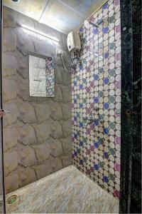 孟买Sunshine Backpackers, Airport的一间带淋浴的浴室和瓷砖墙