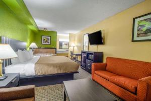 西哥伦比亚Quality Inn West Columbia - Cayce的酒店客房,配有床和沙发