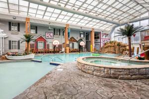 Bellville司普拉什哈伯康福特茵旅馆的一座大型室内游泳池
