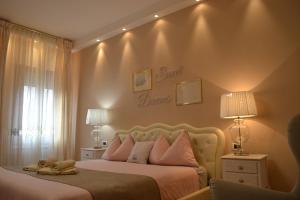 威尼斯SAN MARCO3 Apartment的卧室配有两张床,墙上挂着甜蜜的文字