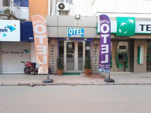 SeyhanSAYDAM OTEL的街道边有标志的商店