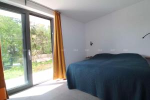 圣卡特琳娜迪纳德Bellavista的一间卧室设有一张床和一个大窗户