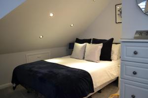 坎特伯雷哈里特住宿加早餐旅馆的一间卧室配有带白色床单和枕头的床。
