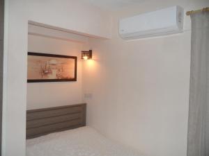 阿依纳帕SUNSHINE APTS, TWO BEDROOM , FREE INTERNET, No 3的卧室配有一张床,墙上配有空调