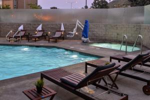 圣地亚哥圣地亚哥智选假日酒店 - 米申谷的一个带躺椅的游泳池和一个游泳池