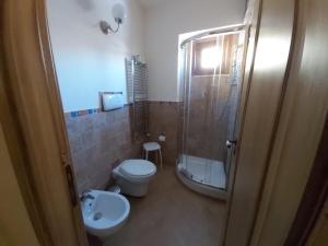 阿格里真托布里干提帕索农庄的浴室配有卫生间、淋浴和盥洗盆。