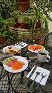 瓦哈卡市拉斯美洲旅馆的餐桌,盘子,咖啡