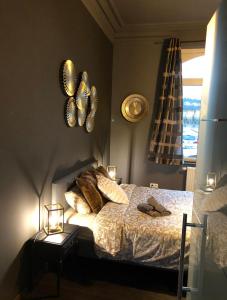 那慕尔LA SUITE 159的卧室配有带枕头的床铺和窗户。