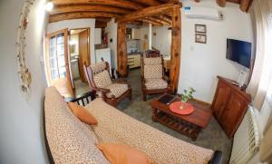 科帕韦Aldea Termal的客厅配有沙发和桌子