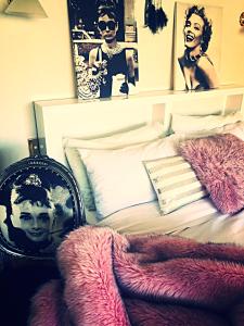 皇后镇Breakfast at Tiffanys的一间卧室配有一张带粉色毯子的床