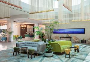 埃拉特Vert Hotel Eilat by AFI Hotels的大堂配有沙发和桌椅