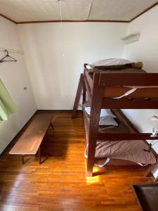 那霸冲绳巴斯旅馆的客房设有两张双层床,铺有木地板。