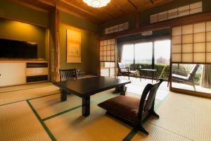 金泽山尾旅馆的一间用餐室,在房间内配有桌椅