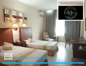 索龙索龙玛丽特酒店的酒店客房,配有两张床和椅子
