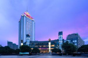 台州台州皇冠假日酒店的黄昏时分,城市天际线上高楼