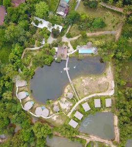 阁遥岛Awana Villa Resort Yaonoi - SHA Extra Plus的享有公园的顶部景色,设有两个池塘