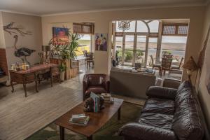 鲸湾港拉冠尔洛瑟酒店的客厅配有沙发和桌子