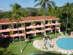 伊斯塔帕Coral Ixtapa的享有度假村的空中景致,设有游泳池和棕榈树