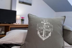 威廉港凯尔酒店的枕头上有一个盾牌和一把剑