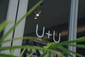 马公U+U加倍游民宿的建筑物一侧的标志
