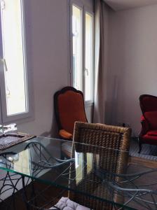 波尔多埃莉诺旅馆的客厅配有玻璃桌和两把椅子