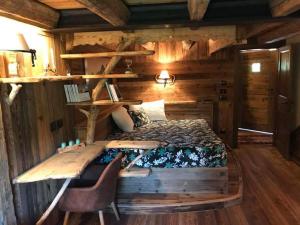 喇沙Bed & Breakfast Anisor - Parblanc的小木屋内的卧室,配有一张床和一张书桌