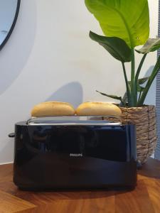 登堡Studio Smidt的坐在桌子上的黑色烤面包机,植物