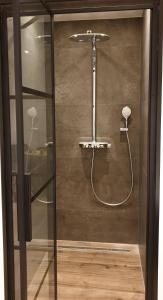 登堡Studio Smidt的浴室内带玻璃淋浴和淋浴头
