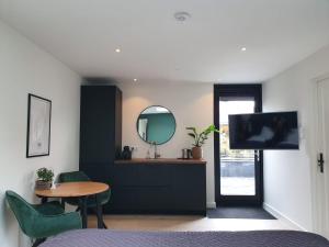 登堡Studio Smidt的一间卧室配有桌子、镜子和电视