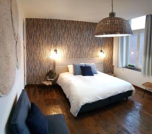 马塞克Anthos B&B的卧室配有一张白色的大床和一张沙发。