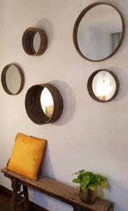 马塞克Anthos B&B的墙上设有长凳和镜子的房间