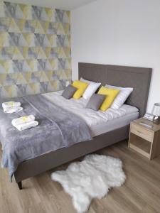 耶莱尼亚古拉Apartament KAOLA的一间卧室配有一张带黄色枕头的大床