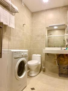 巴库里阿尼Crystal Resort B304 LUX的一间带洗衣机和卫生间的浴室