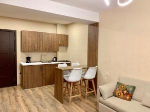 巴库里阿尼Crystal Resort B304 LUX的厨房以及带沙发和桌子的客厅。