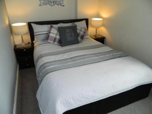布里奇诺斯Stoneway Guest House的一间卧室,两边都配有一张床和两盏灯