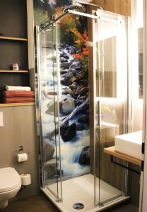 波鸿斯摩科特酒店的浴室里设有玻璃门淋浴