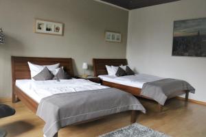 波鸿斯摩科特酒店的一间卧室设有两张床,墙上挂着一幅画