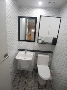 济州市Yong Stay的浴室设有卫生间、镜子和水槽