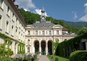 Saint-Martin-dʼUriageAppartement château Uriage-Chamrousse的一座大型建筑,上面有一个钟楼