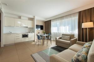 Hotel Dimorae Rooms and Suites - Apartments的厨房或小厨房